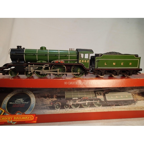 2426 - OO scale Hornby R053, B17 class, Manchester United 2862, LNER green, excellent condition, box is goo... 