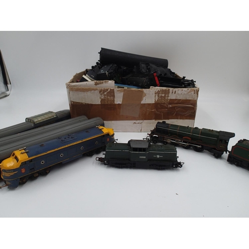 2471 - Quantity of spares/repairs rolling stock and a Triang 5007 diesel, Lima D8900 diesel and a Triang 4-... 