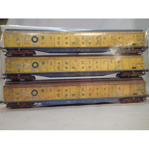 2480 - HO scale rake of three blue cement bogie wagons, weathered, good condition, unboxed. UK P&P Group 2 ... 