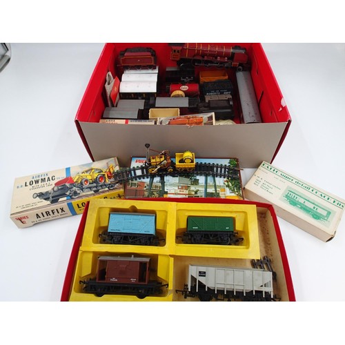 2470 - Quantity of rolling stock and three unbuilt kits to include Airfix, Vollmer and Ratio. UK P&P Group ... 