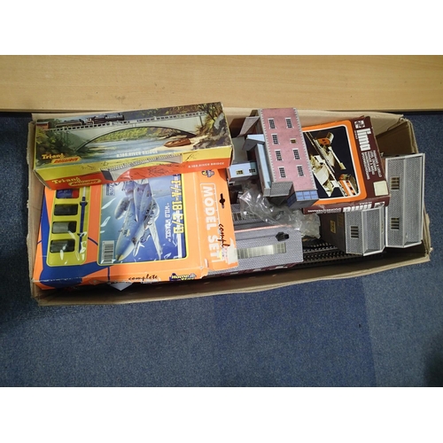 2474 - Quantity of model railway accessories to include Triang, Lima, Hornby etc. UK P&P Group 3 (£30+VAT f... 