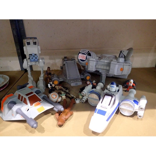 1011 - Small quantity of Star Wars Galactic Heroes figures and vehicles. Not available for in-house P&P