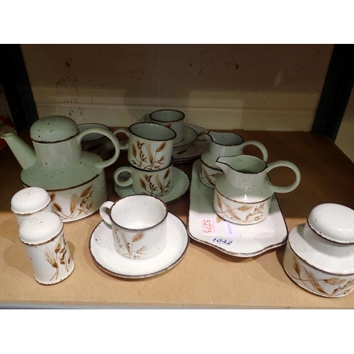 1042 - Midwinter Wild Oats Stonehenge tableware. Not available for in-house P&P