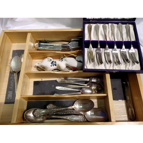 1117 - Mixed flatware, including silver plate. Not available for in-house P&P