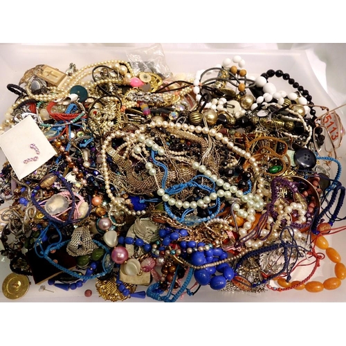 1137 - Large quantity of costume jewellery. UK P&P Group 2 (£20+VAT for the first lot and £4+VAT for subseq... 