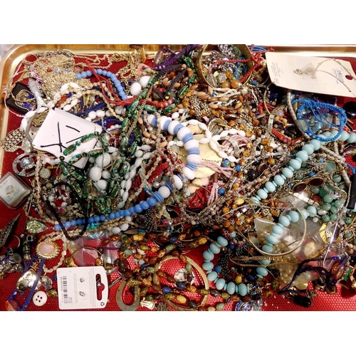 1142 - Large quantity of mixed costume jewellery. UK P&P Group 2 (£20+VAT for the first lot and £4+VAT for ... 