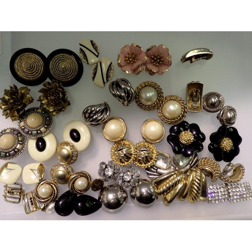 1148 - Twenty-five pairs of costume earrings. UK P&P Group 1 (£16+VAT for the first lot and £2+VAT for subs... 