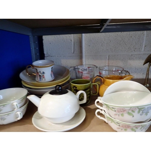 1246 - Mixed collection of ceramics and glass, including Royal Doulton soup bowls and Pyrex jugs etc. Not a... 