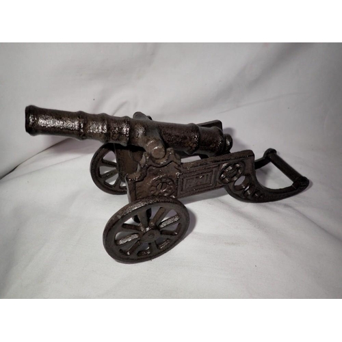 1276 - Cast iron desk cannon, L: 22 cm. UK P&P Group 2 (£20+VAT for the first lot and £4+VAT for subsequent... 