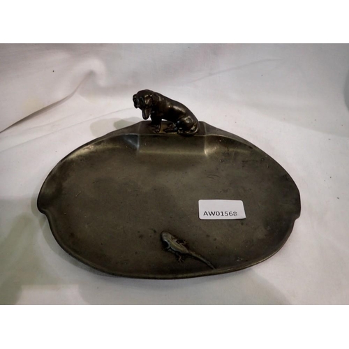 1278 - Pewter tray with dog watching lizard. UK P&P Group 1 (£16+VAT for the first lot and £2+VAT for subse... 