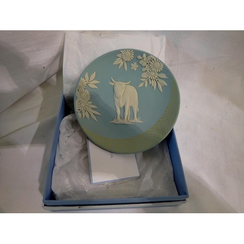 1282 - Wedgwood Year of the Ox 2001 Jasperware boxed plaque. UK P&P Group 1 (£16+VAT for the first lot and ... 