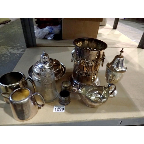 1298 - Collection of mixed silver plated items including Walker & Hall. Not available for in-house P&P