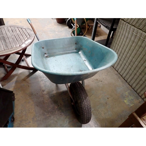 1809 - Wheelbarrow with pneumatic tyre. Not available for in-house P&P