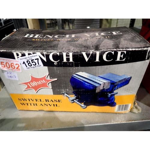 1857 - Boxed 100mm bench vice swivel base with anvil. Not available for in-house P&P