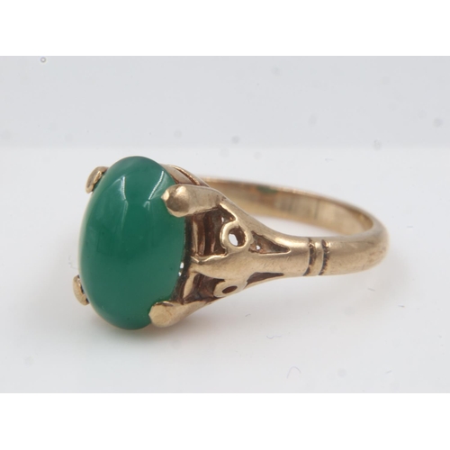 42 - 9ct gold and oval chrysoprase solitaire ring, size L, 3.0g. UK P&P Group 0 (£6+VAT for the first lot... 