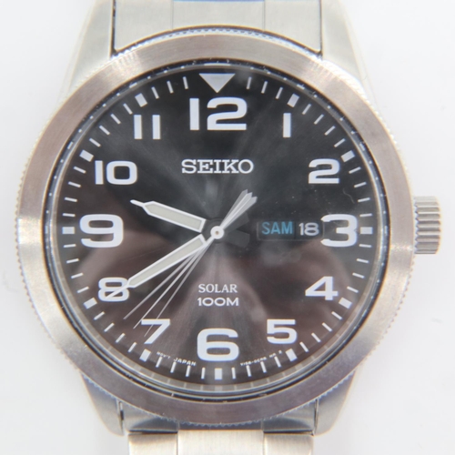 67 - SEIKO: gents Solar steel cased wristwatch on a steel bracelet, working at lotting. UK P&P Group 0 (£... 