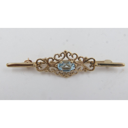 72 - 9ct gold brooch set with aquamarine, 2.3g. UK P&P Group 0 (£6+VAT for the first lot and £1+VAT for s... 