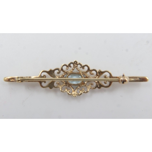 72 - 9ct gold brooch set with aquamarine, 2.3g. UK P&P Group 0 (£6+VAT for the first lot and £1+VAT for s... 