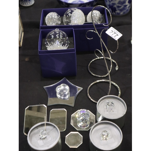 277 - Collection of Swarovski Crystal items to include Christmas ball ornament 2014 (boxed), three piece C... 