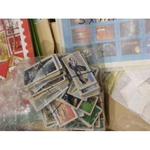 303 - Mixed stamps, including albums and loose. UK P&P Group 2 (£20+VAT for the first lot and £4+VAT for s... 