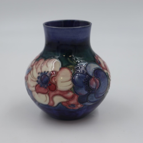 180 - Moorcroft vase in the Anemone pattern on mottled blue ground, 12cm H. UK P&P Group 2 (£20+VAT for th... 