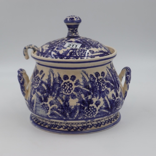 211 - Etruria old blue and white tureen, no cracks or chips, H: 28 cm. UK P&P Group 3 (£30+VAT for the fir... 