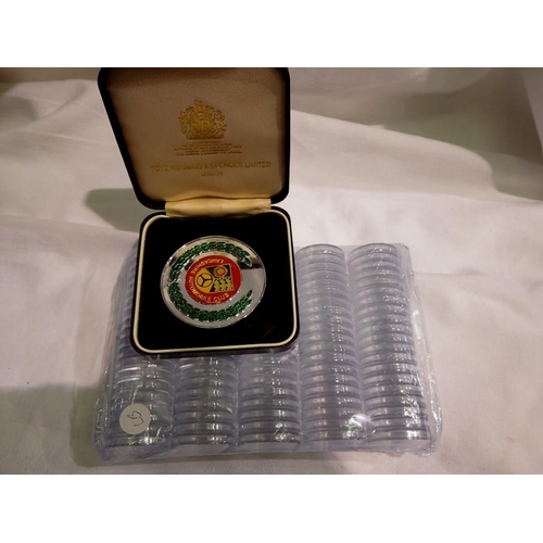 1058 - 100 sealed coin capsules D:25mm. UK P&P Group 1 (£16+VAT for the first lot and £2+VAT for subsequent... 