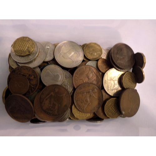 1061 - Mixed UK and world coins to include silver. UK P&P Group 1 (£16+VAT for the first lot and £2+VAT for... 