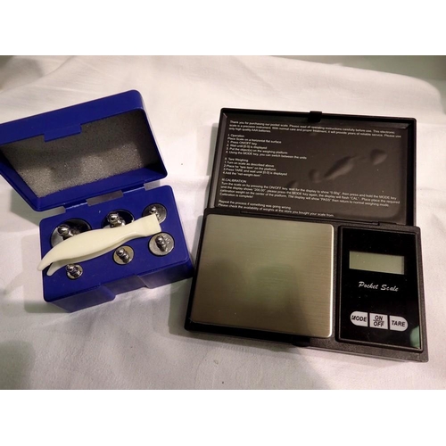 1062 - Electronic scales with 200g load cell including a set of calibration weights. UK P&P Group 1 (£16+VA... 