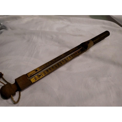 1082 - Vintage acuson brass and wood thermometer. UK P&P Group 1 (£16+VAT for the first lot and £2+VAT for ... 