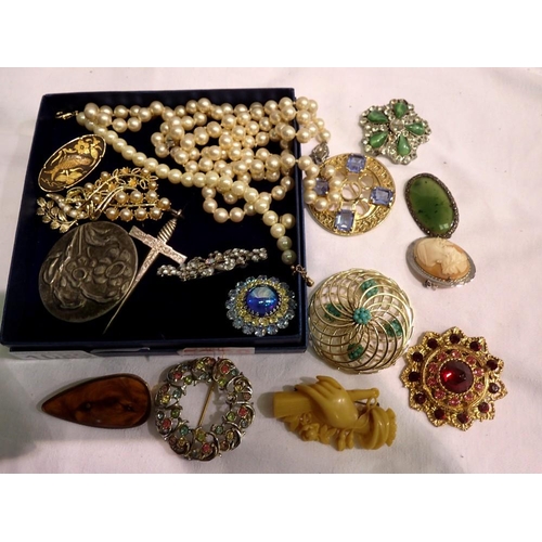 1089 - Collection of vintage brooches and set of pearls. UK P&P Group 1 (£16+VAT for the first lot and £2+V... 