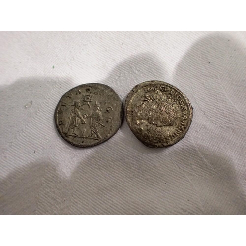 1091 - Two Roman imperial silver coins - radiate period. UK P&P Group 0 (£6+VAT for the first lot and £1+VA... 