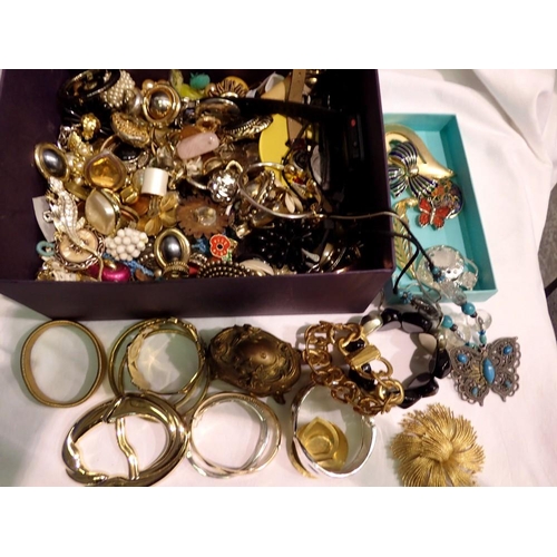 1092 - A large quantity of costume jewellery including brooches, earrings, bangles, wristwatches etc. UK P&... 