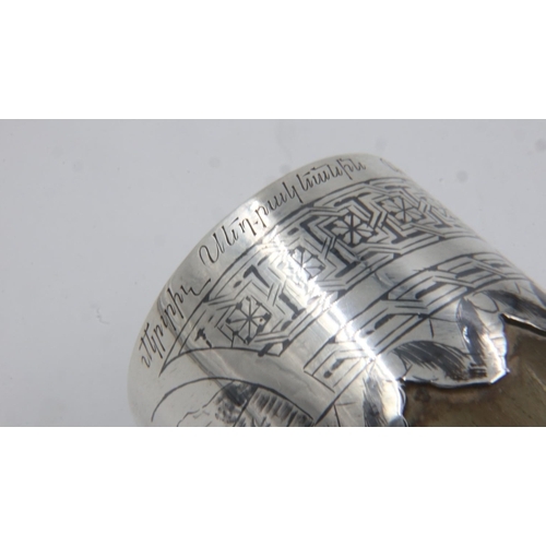 85 - Russian silver mounted horn, bearing inscription, L: 27 cm. UK P&P Group 3 (£30+VAT for the first lo... 