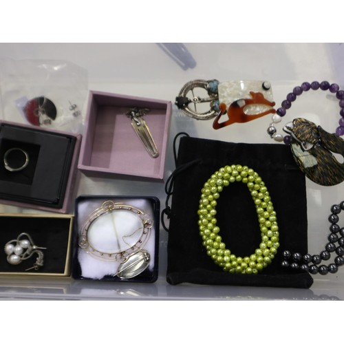 62B - Mixed costume jewellery and 925 silver jewellery including silver earrings, ring, enamel brooch, etc... 