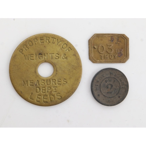 2166 - Mixed coin weights to include Leeds measures and calibrations. UK P&P Group 0 (£6+VAT for the first ... 