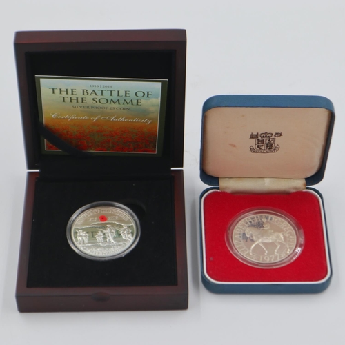 2299 - The Battle of the Somme silver proof £5, boxed with CoA, with a 1977 proof commemorative, boxed (2).... 