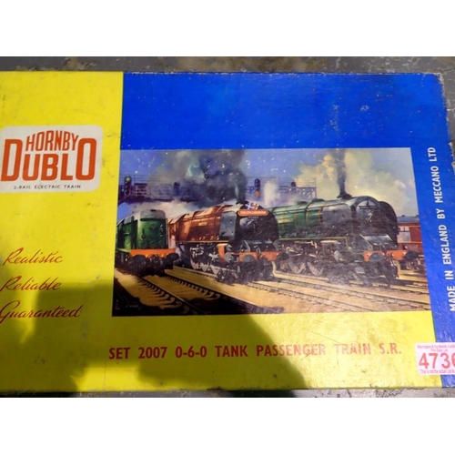 1018 - Boxed Hornby Dublo 0-6-0 tank passenger train set no 2007, engine, two carriages and track, excellen... 