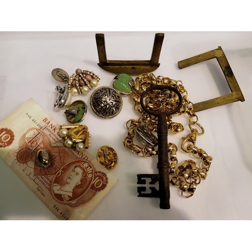 1061 - Mixed collectables to include earrings and a ten shilling note. UK P&P Group 1 (£16+VAT for the firs... 