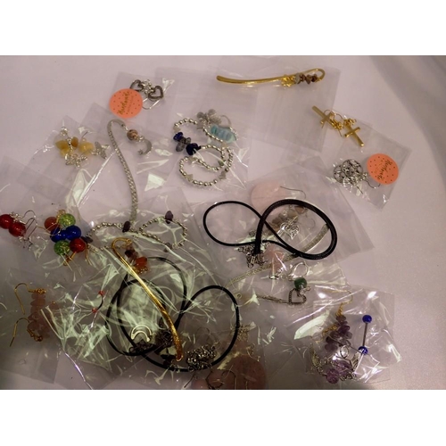 1064 - Lot of costume jewellery in packaging. UK P&P Group 1 (£16+VAT for the first lot and £2+VAT for subs... 