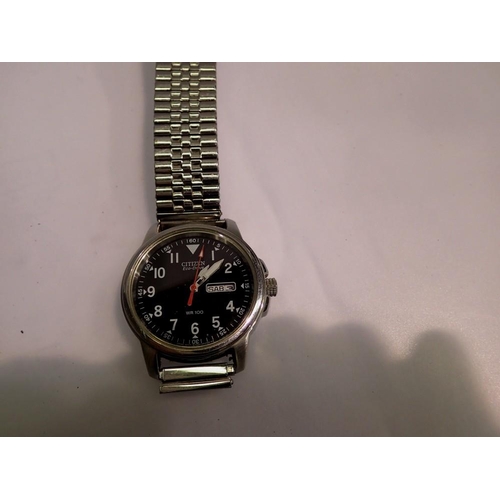 1071 - Citizen Eco Drive wristwatch on an expanding bracelet, working at lotting up. UK P&P Group 1 (£16+VA... 