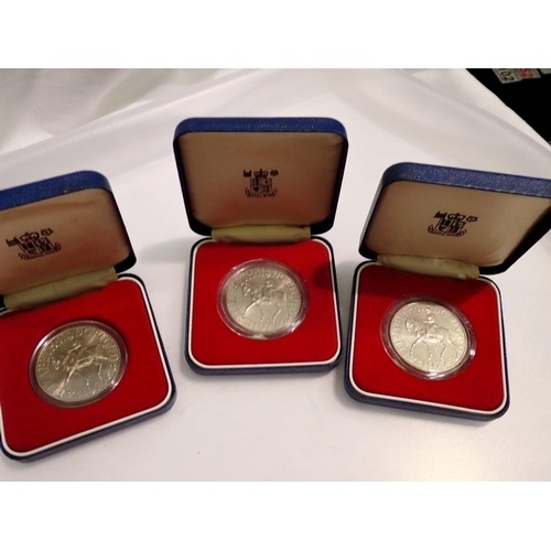 1072 - Three cased circulated 1977 crowns. UK P&P Group 1 (£16+VAT for the first lot and £2+VAT for subsequ... 