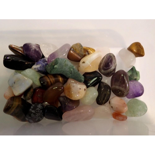 1077 - Collection of polished gemstones. UK P&P Group 1 (£16+VAT for the first lot and £2+VAT for subsequen... 