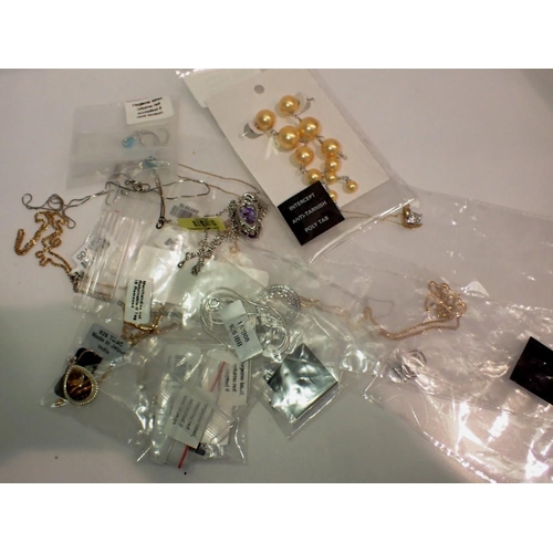 1096 - Mixed, mainly jewellery, including silver. UK P&P Group 1 (£16+VAT for the first lot and £2+VAT for ... 