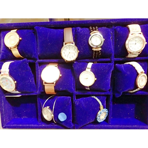 1127 - Tray of mixed wristwatches in good condition, mostly requiring batteries. UK P&P Group 1 (£16+VAT fo... 