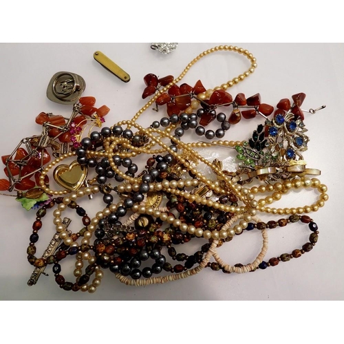 1139 - Collection of costume jewellery including brooches. UK P&P Group 1 (£16+VAT for the first lot and £2... 