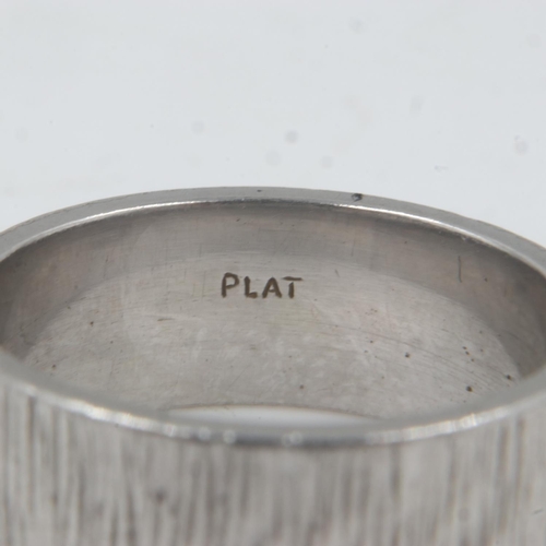 27 - Heavy gauge platinum band ring, bark design, size P/Q, 14.2g. UK P&P Group 0 (£6+VAT for the first l... 