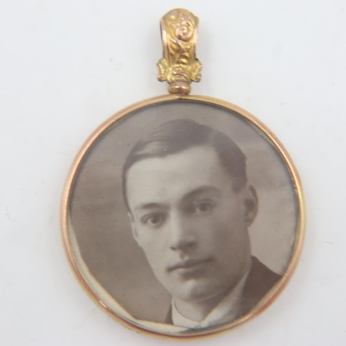 33 - 9ct gold double sided photograph pendant, D: 14 mm. UK P&P Group 1 (£16+VAT for the first lot and £2... 