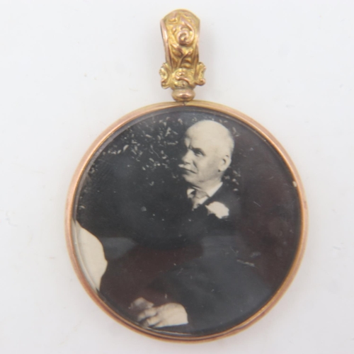 33 - 9ct gold double sided photograph pendant, D: 14 mm. UK P&P Group 1 (£16+VAT for the first lot and £2... 