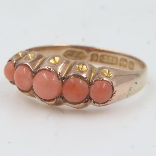 46 - Edwardian 9ct rose gold ring set with five graduated coral cabochons, size O, 1.8g. UK P&P Group 0 (... 